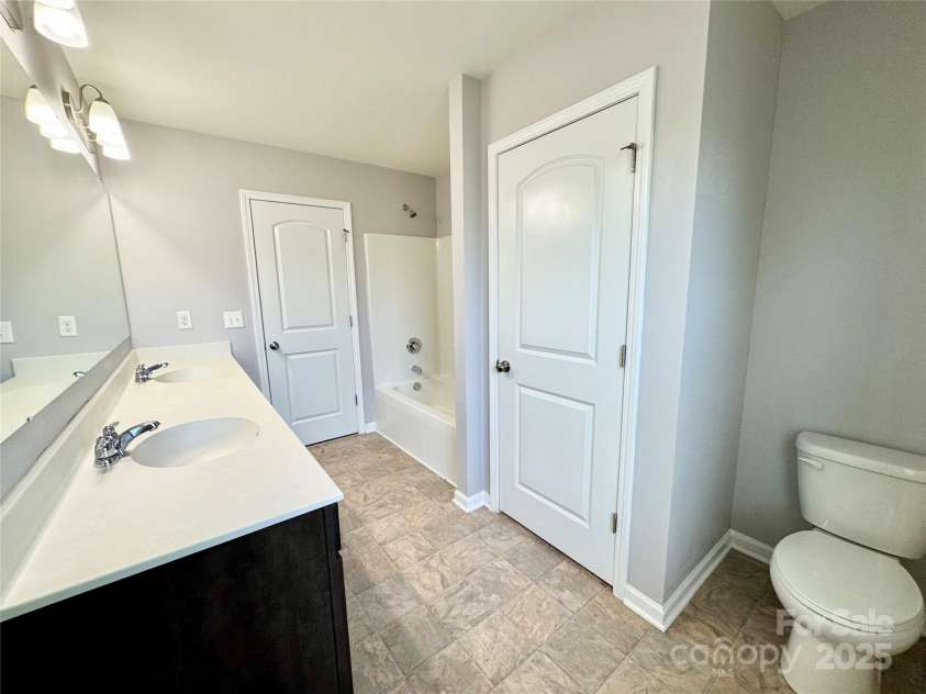 11109 Pond Valley Court, Charlotte, NC 28269.  MLS# CAR4273607, YatesRealty ID 15198. Large secondary upstairs bathroom