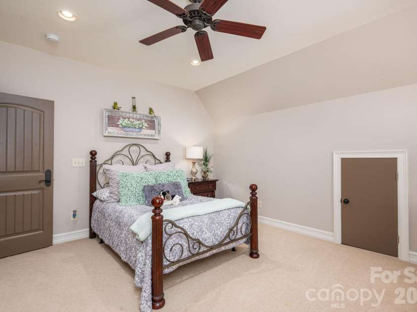 8000 Water View Drive, Belmont, NC 28012.  MLS# CAR4337854, YatesRealty ID 15198. 