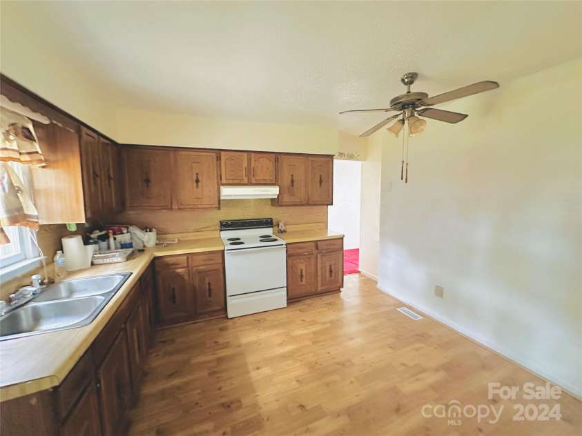 612 Dr Martin Luther King Jr Avenue, Enfield, NC 27823.  MLS# CAR4145152, YatesRealty ID 152. Eat-In Kitchen