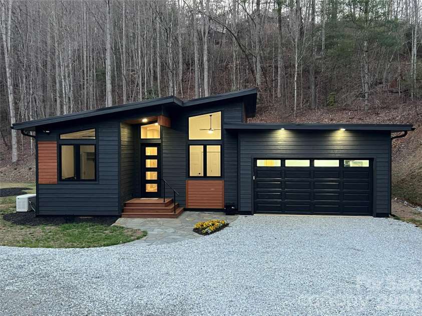 95 Round Top Road, Bryson City, NC 28713.  MLS# CAR4349232, YatesRealty ID 15200. 