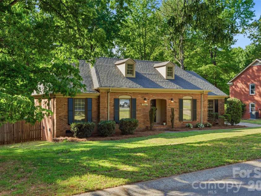 341 Neill Ridge Road, Matthews, NC 28105.  MLS# CAR4370182, YatesRealty ID 15201. 
