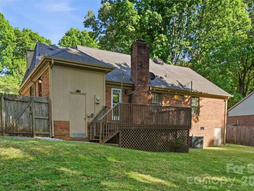 341 Neill Ridge Road, Matthews, NC 28105.  MLS# CAR4370182, YatesRealty ID 15201. 