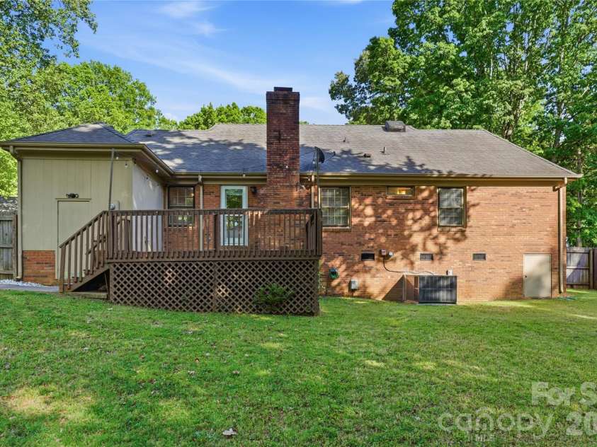 341 Neill Ridge Road, Matthews, NC 28105.  MLS# CAR4370182, YatesRealty ID 15201. 