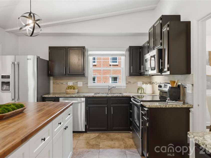 341 Neill Ridge Road, Matthews, NC 28105.  MLS# CAR4370182, YatesRealty ID 15201. 