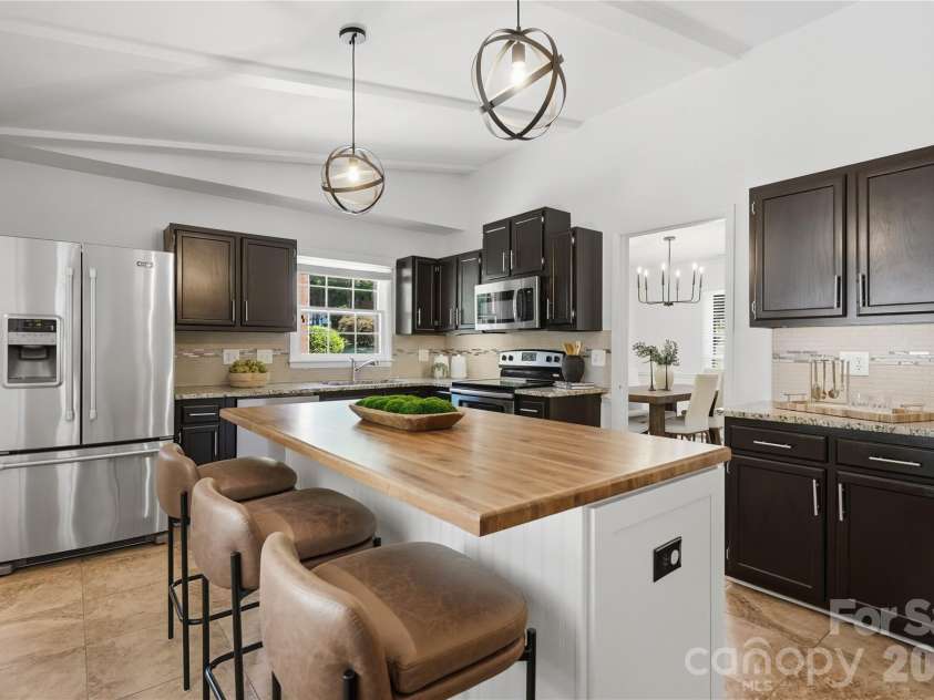 341 Neill Ridge Road, Matthews, NC 28105.  MLS# CAR4370182, YatesRealty ID 15201. 