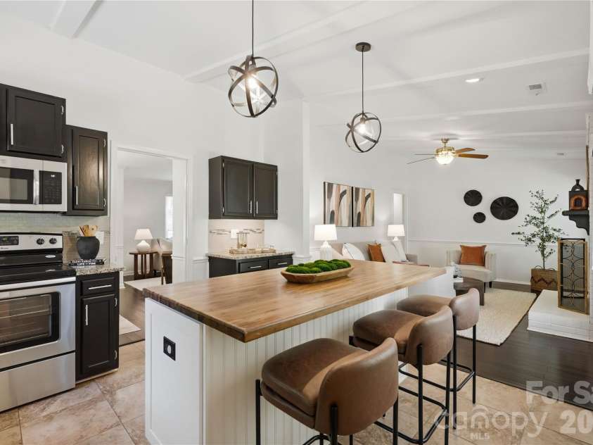341 Neill Ridge Road, Matthews, NC 28105.  MLS# CAR4370182, YatesRealty ID 15201. 