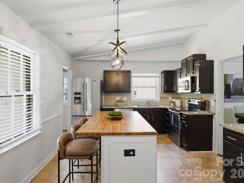 341 Neill Ridge Road, Matthews, NC 28105.  MLS# CAR4370182, YatesRealty ID 15201. 