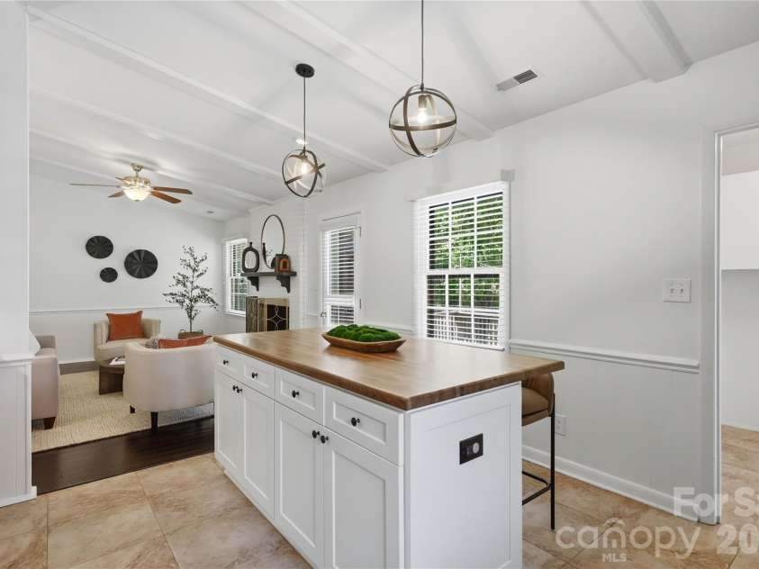 341 Neill Ridge Road, Matthews, NC 28105.  MLS# CAR4370182, YatesRealty ID 15201. 