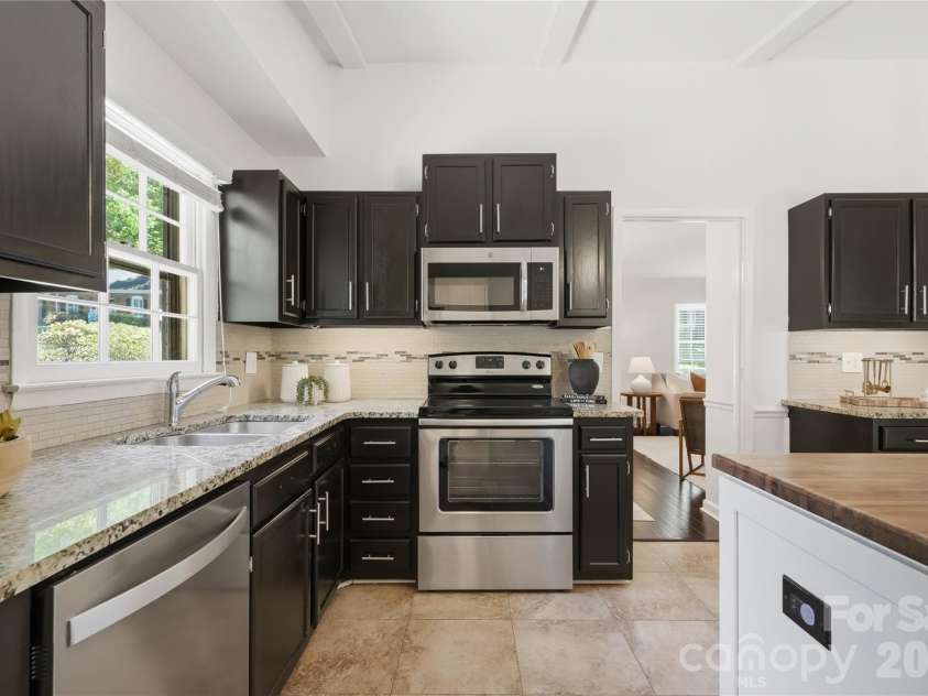 341 Neill Ridge Road, Matthews, NC 28105.  MLS# CAR4370182, YatesRealty ID 15201. 