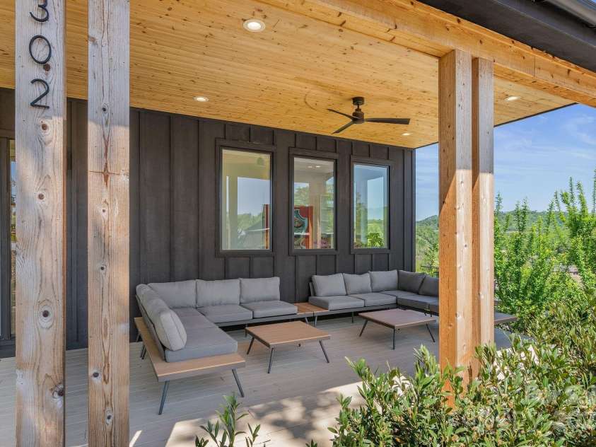 302 Broad Vista Lane, Asheville, NC 28804.  MLS# CAR4252028, YatesRealty ID 15202. 