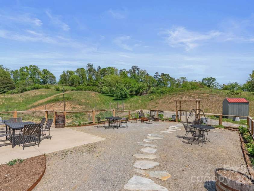 302 Broad Vista Lane, Asheville, NC 28804.  MLS# CAR4252028, YatesRealty ID 15202. 