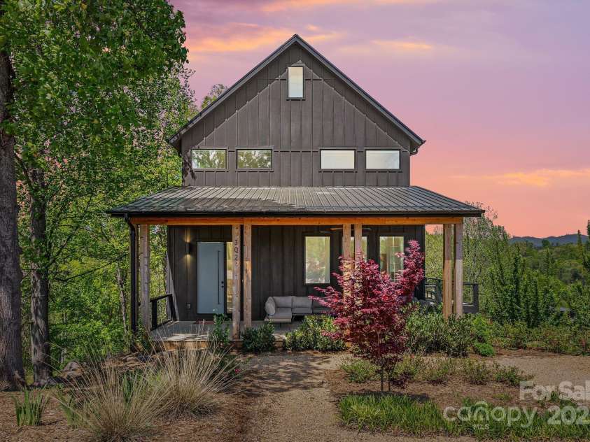 302 Broad Vista Lane, Asheville, NC 28804.  MLS# CAR4252028, YatesRealty ID 15202. 
