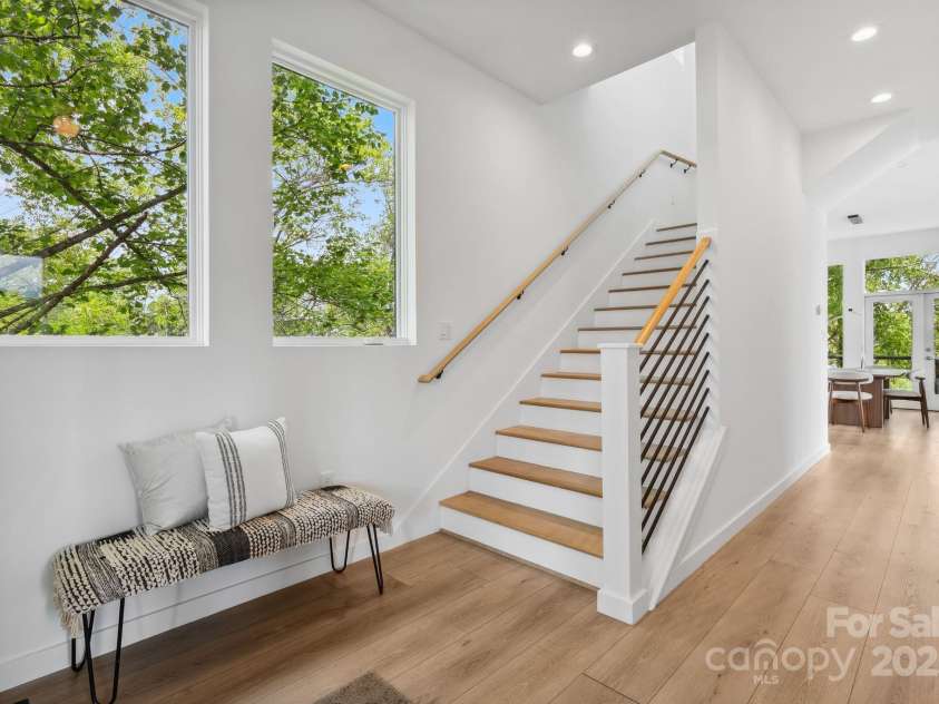 302 Broad Vista Lane, Asheville, NC 28804.  MLS# CAR4252028, YatesRealty ID 15202. 