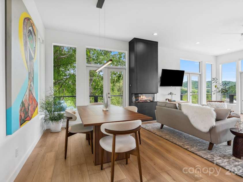 302 Broad Vista Lane, Asheville, NC 28804.  MLS# CAR4252028, YatesRealty ID 15202. 