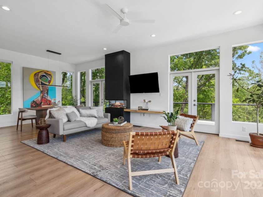 302 Broad Vista Lane, Asheville, NC 28804.  MLS# CAR4252028, YatesRealty ID 15202. 