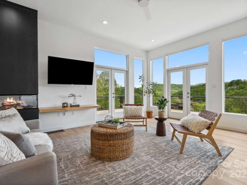 302 Broad Vista Lane, Asheville, NC 28804.  MLS# CAR4252028, YatesRealty ID 15202. 