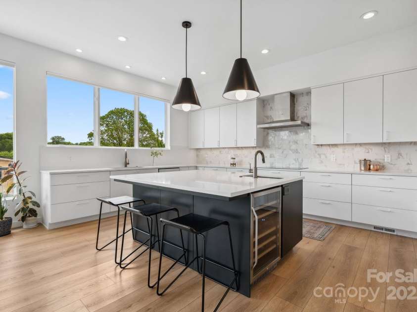 302 Broad Vista Lane, Asheville, NC 28804.  MLS# CAR4252028, YatesRealty ID 15202. 