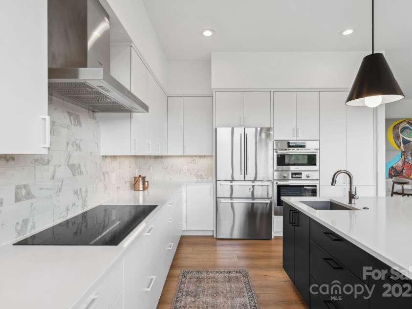 302 Broad Vista Lane, Asheville, NC 28804.  MLS# CAR4252028, YatesRealty ID 15202. 