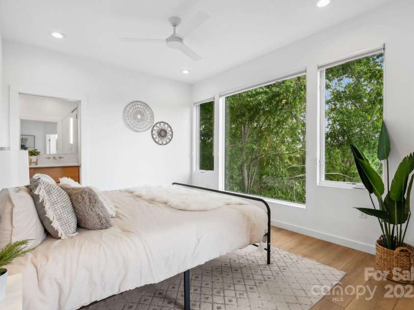 302 Broad Vista Lane, Asheville, NC 28804.  MLS# CAR4252028, YatesRealty ID 15202. 