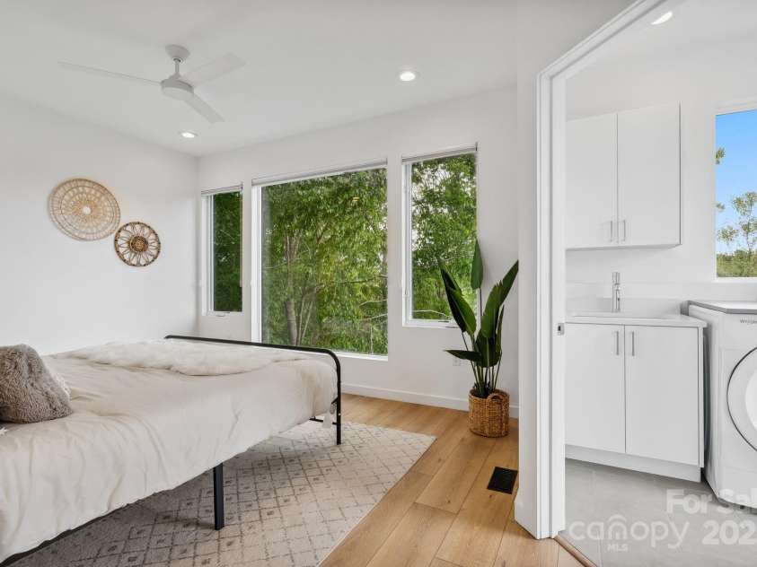 302 Broad Vista Lane, Asheville, NC 28804.  MLS# CAR4252028, YatesRealty ID 15202. 