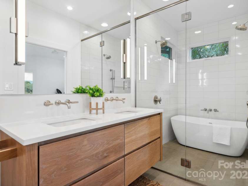 302 Broad Vista Lane, Asheville, NC 28804.  MLS# CAR4252028, YatesRealty ID 15202. 