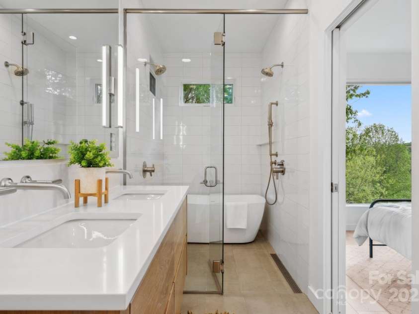 302 Broad Vista Lane, Asheville, NC 28804.  MLS# CAR4252028, YatesRealty ID 15202. 