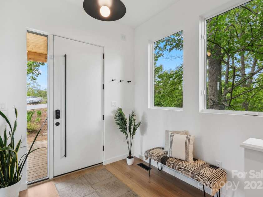 302 Broad Vista Lane, Asheville, NC 28804.  MLS# CAR4252028, YatesRealty ID 15202. 