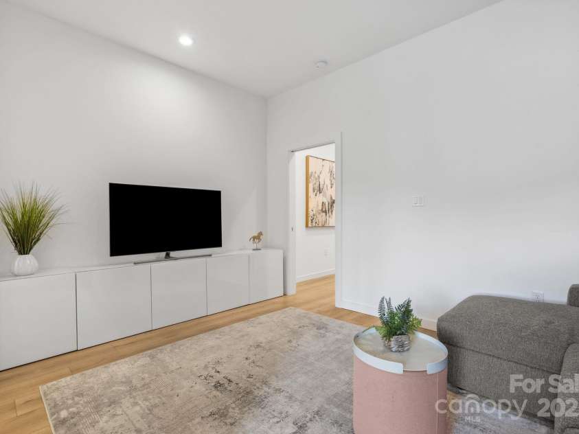 302 Broad Vista Lane, Asheville, NC 28804.  MLS# CAR4252028, YatesRealty ID 15202. 