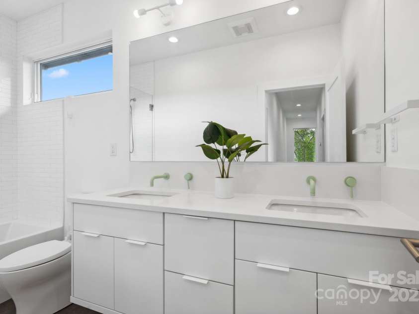 302 Broad Vista Lane, Asheville, NC 28804.  MLS# CAR4252028, YatesRealty ID 15202. 