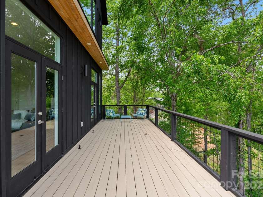 302 Broad Vista Lane, Asheville, NC 28804.  MLS# CAR4252028, YatesRealty ID 15202. 