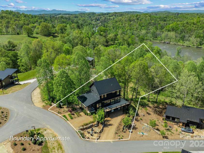 302 Broad Vista Lane, Asheville, NC 28804.  MLS# CAR4252028, YatesRealty ID 15202. 