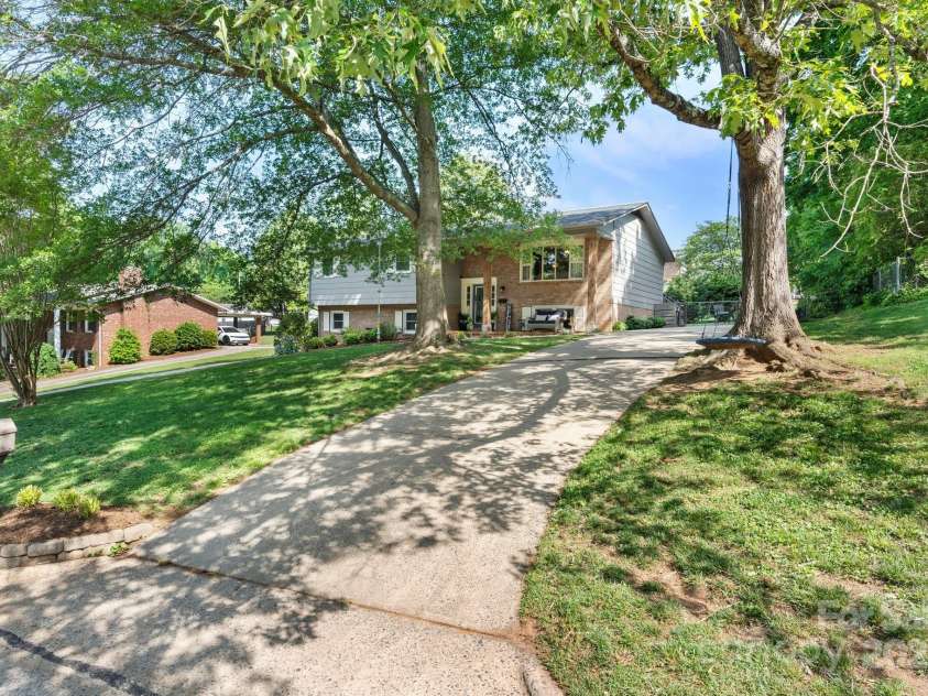 1110 16th Avenue Place, Hickory, NC 28601.  MLS# CAR4253626, YatesRealty ID 15203. 