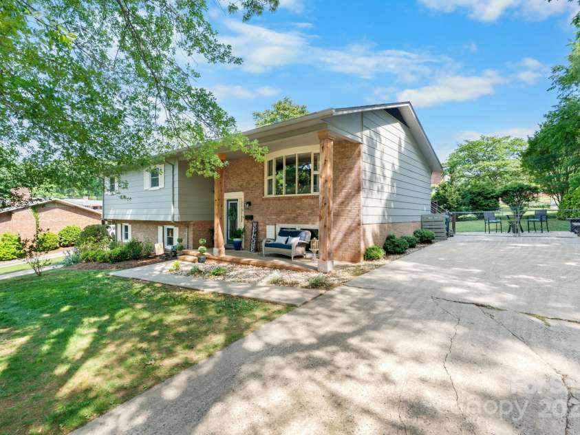 1110 16th Avenue Place, Hickory, NC 28601.  MLS# CAR4253626, YatesRealty ID 15203. 