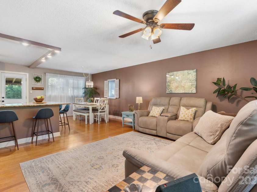 1110 16th Avenue Place, Hickory, NC 28601.  MLS# CAR4253626, YatesRealty ID 15203. 