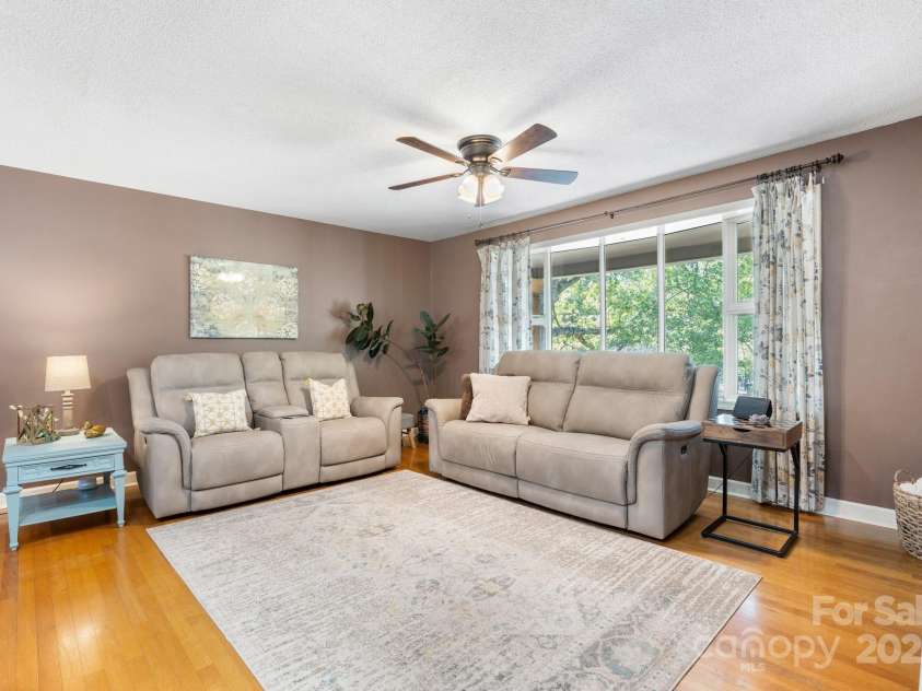 1110 16th Avenue Place, Hickory, NC 28601.  MLS# CAR4253626, YatesRealty ID 15203. 