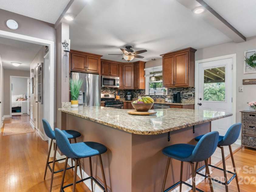 1110 16th Avenue Place, Hickory, NC 28601.  MLS# CAR4253626, YatesRealty ID 15203. 