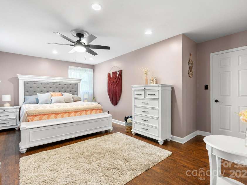 1110 16th Avenue Place, Hickory, NC 28601.  MLS# CAR4253626, YatesRealty ID 15203. 