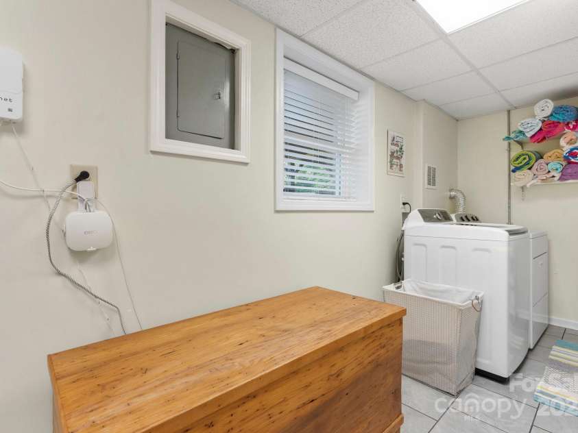 1110 16th Avenue Place, Hickory, NC 28601.  MLS# CAR4253626, YatesRealty ID 15203. 