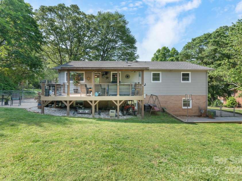 1110 16th Avenue Place, Hickory, NC 28601.  MLS# CAR4253626, YatesRealty ID 15203. 