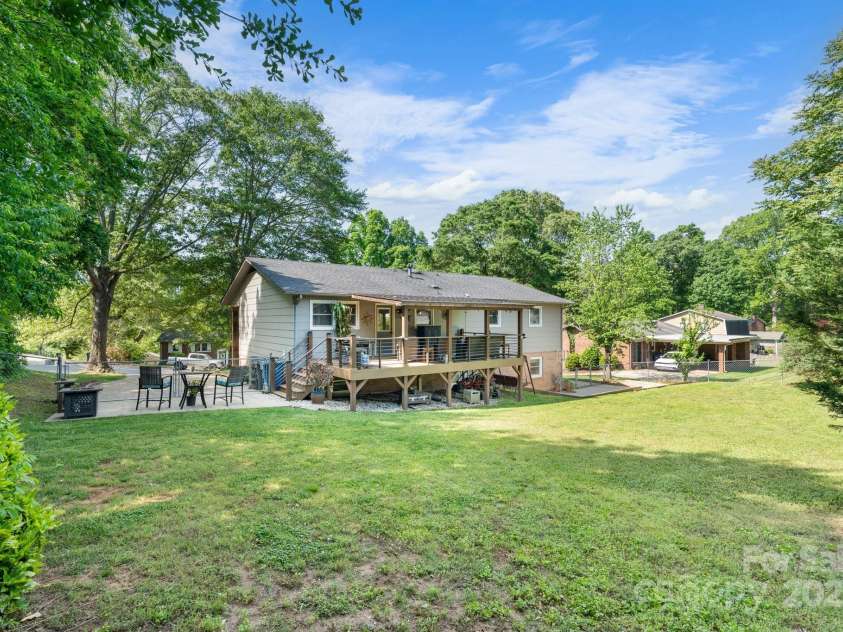 1110 16th Avenue Place, Hickory, NC 28601.  MLS# CAR4253626, YatesRealty ID 15203. 