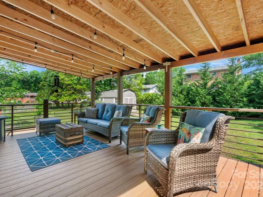 1110 16th Avenue Place, Hickory, NC 28601.  MLS# CAR4253626, YatesRealty ID 15203. 