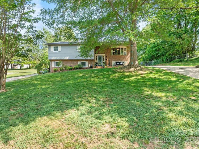 1110 16th Avenue Place, Hickory, NC 28601.  MLS# CAR4253626, YatesRealty ID 15203. 