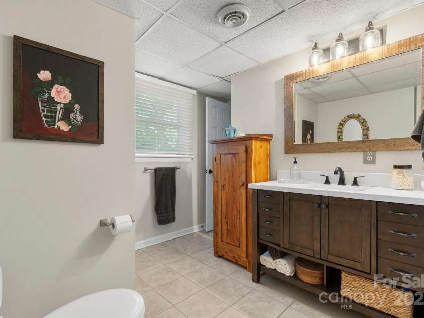 1110 16th Avenue Place, Hickory, NC 28601.  MLS# CAR4253626, YatesRealty ID 15203. Downstairs Bath