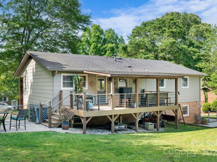 1110 16th Avenue Place, Hickory, NC 28601.  MLS# CAR4253626, YatesRealty ID 15203. Gorgeous Back Deck