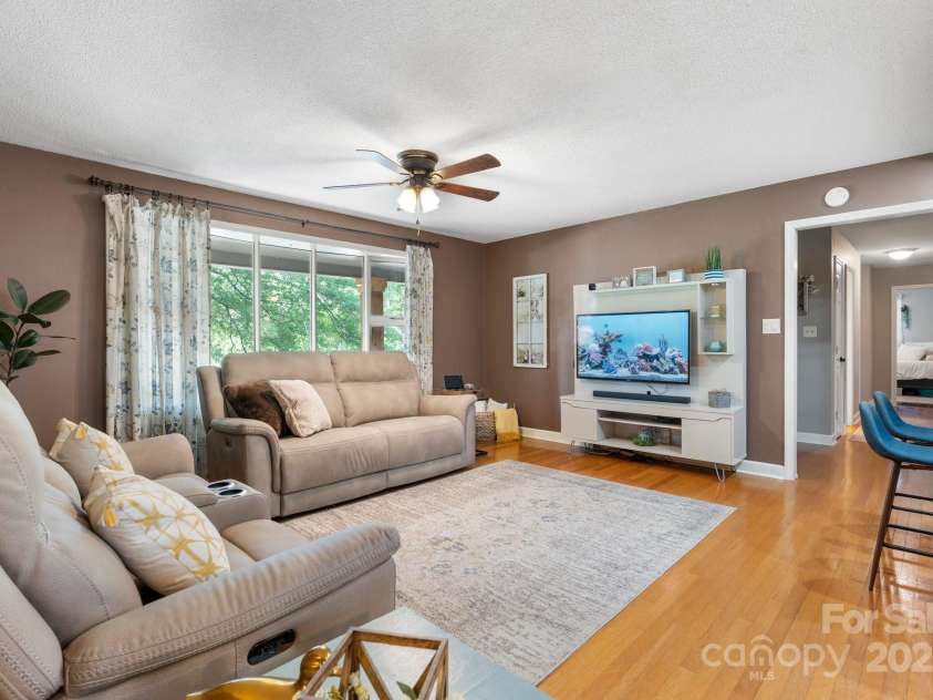 1110 16th Avenue Place, Hickory, NC 28601.  MLS# CAR4253626, YatesRealty ID 15203. Gorgeous Livingroom with Huge Window