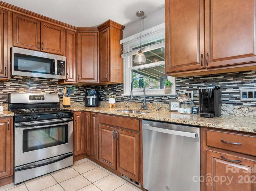 1110 16th Avenue Place, Hickory, NC 28601.  MLS# CAR4253626, YatesRealty ID 15203. Granite Countertops