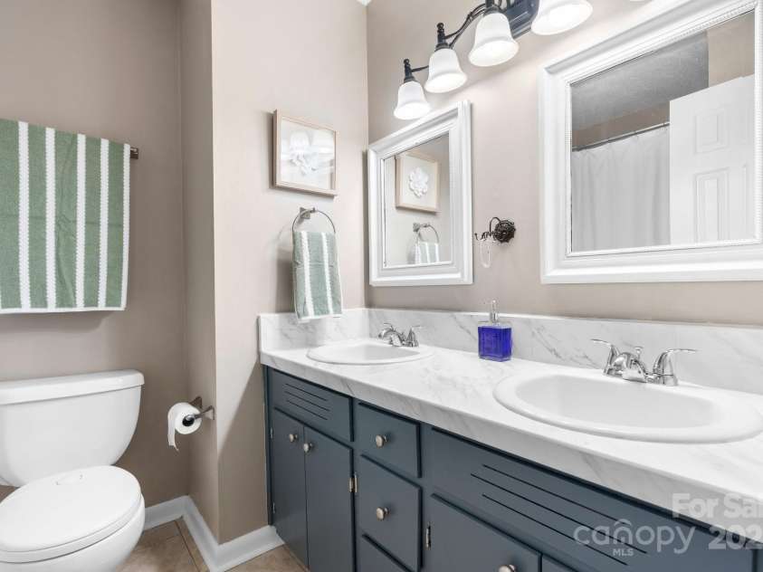 1110 16th Avenue Place, Hickory, NC 28601.  MLS# CAR4253626, YatesRealty ID 15203. Hall Bath