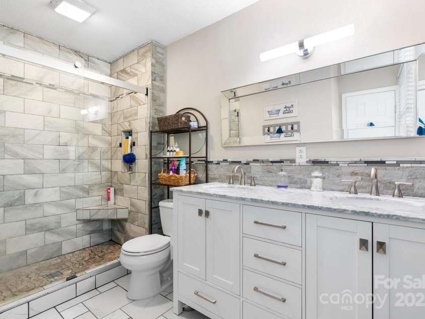 1110 16th Avenue Place, Hickory, NC 28601.  MLS# CAR4253626, YatesRealty ID 15203. Primary Bath