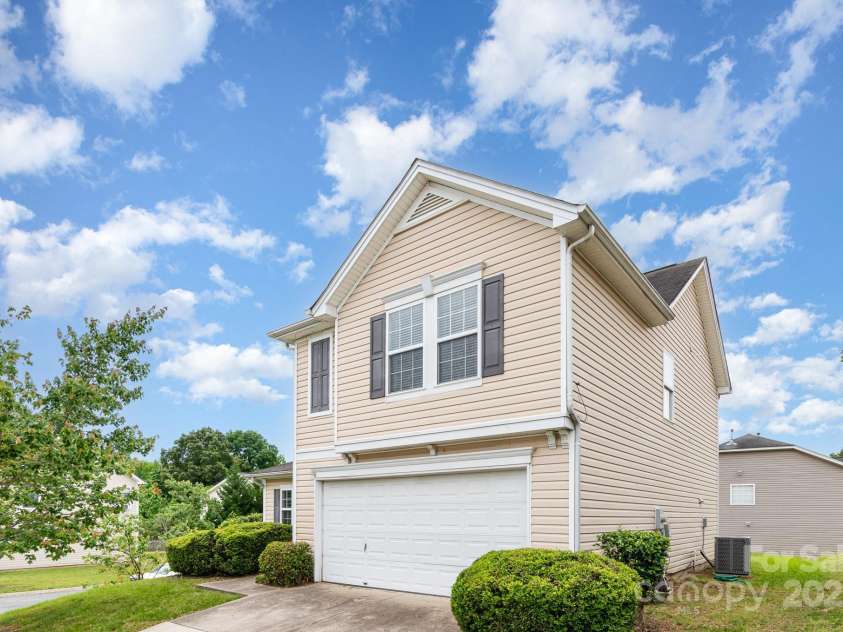 13816 Riding Hill Avenue, Charlotte, NC 28213.  MLS# CAR4255654, YatesRealty ID 15205. 