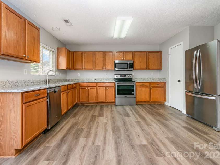 13816 Riding Hill Avenue, Charlotte, NC 28213.  MLS# CAR4255654, YatesRealty ID 15205. 